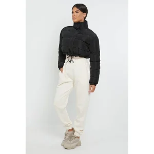 Cropped Puffer Jacket <p>Cropped puffer jacket with a modern silhouette and lightweight warmth. A stylish outer layer for cool days, casual outfits, and easy layering.</p>