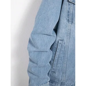 Light Jean Jacket <p>The <strong>Light Jean Jacket</strong> offers a classic denim look with a lightweight feel that’s perfect for everyday layering. Stylish, versatile, and comfortable, it pairs effortlessly with casual outfits to create an easy, timeless look for any season.</p>