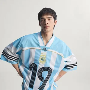 Areena Design <p>A remixed Argentina jersey crafted with artistic design elements and lightweight material for stylish everyday support.</p> Mens Bringback Remixed Argentina Jersey <p>A remixed Argentina jersey crafted with artistic design elements and lightweight material for stylish everyday support.</p>