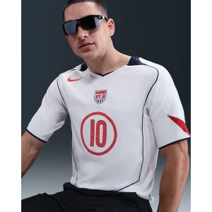 Mens Nike Landon Donovan USMNT 2004 Total 90 Reissue Jersey <p>Mens Nike Landon Donovan USMNT 2004 Total 90 Reissue Jersey delivers retro sport styling, a lightweight feel, and sport-inspired everyday comfort.</p>