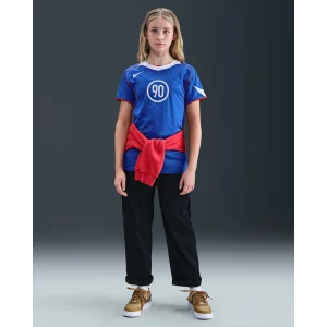 Areena Design <p>Nike Blue Total 90 Older Kids Dri-FIT Soccer Jersey delivers retro Total 90 football style, a lightweight feel, and breathable everyday comfort.</p> Nike Blue Total 90 Older Kids Dri-FIT Soccer Jersey <p>Nike Blue Total 90 Older Kids Dri-FIT Soccer Jersey delivers retro Total 90 football style, a lightweight feel, and breathable everyday comfort.</p>