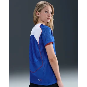 Areena Design <p>Nike Blue Total 90 Older Kids Dri-FIT Soccer Jersey delivers retro Total 90 football style, a lightweight feel, and breathable everyday comfort.</p> Nike Blue Total 90 Older Kids Dri-FIT Soccer Jersey <p>Nike Blue Total 90 Older Kids Dri-FIT Soccer Jersey delivers retro Total 90 football style, a lightweight feel, and breathable everyday comfort.</p>