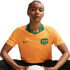 Areena Design <p>Australia Home 2026 Stadium Jersey delivers home-inspired styling, lightweight comfort, and easy everyday versatility.</p> Australia Home 2026 Stadium Jersey <p>Australia Home 2026 Stadium Jersey delivers home-inspired styling, lightweight comfort, and easy everyday versatility.</p>