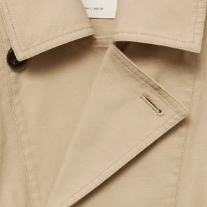 Areena Design <p>Women's short trench coat with classic details and a lighter everyday silhouette. A smart layering piece for transitional weather and polished casual looks.</p> Short Trench Coat Women <p>Women's short trench coat with classic details and a lighter everyday silhouette. A smart layering piece for transitional weather and polished casual looks.</p>