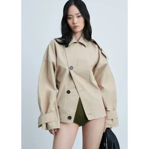 Areena Design <p>Women's short trench coat with classic details and a lighter everyday silhouette. A smart layering piece for transitional weather and polished casual looks.</p> Short Trench Coat Women <p>Women's short trench coat with classic details and a lighter everyday silhouette. A smart layering piece for transitional weather and polished casual looks.</p>