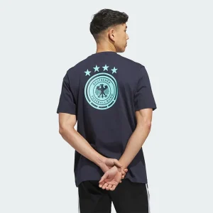 Man Adidas Den Graphic Short Sleeve T-shirt <p>Man Adidas Den Graphic Short Sleeve T-shirt keeps it simple with soft everyday comfort, a classic fit, and easy sporty style.</p>