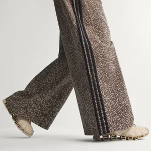 Areena Design <p>Adidas Womens Firebird oversized AOP denim pants with bold all‑over print and relaxed style.</p> Adidas Womens Firebird Oversized Aop Denim Pants <p>Adidas Womens Firebird oversized AOP denim pants with bold all‑over print and relaxed style.</p>