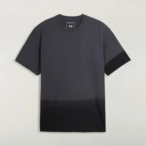 Areena Design <p>Adidas Y-3 DIPPED REGULAR SHORT SLEEVE TEE delivers lightweight comfort, stylish graphics, and everyday versatility.</p> Adidas Y-3 DIPPED REGULAR SHORT SLEEVE TEE <p>Adidas Y-3 DIPPED REGULAR SHORT SLEEVE TEE delivers lightweight comfort, stylish graphics, and everyday versatility.</p>