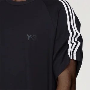 Areena Design <p>Adidas Y-3 Short Sleeve Tee 3-Stripes offers a clean everyday look with sport-inspired graphics, soft casual styling, and easy outfit versatility.</p> Adidas Y-3 Short Sleeve Tee 3-Stripes <p>Adidas Y-3 Short Sleeve Tee 3-Stripes offers a clean everyday look with sport-inspired graphics, soft casual styling, and easy outfit versatility.</p>