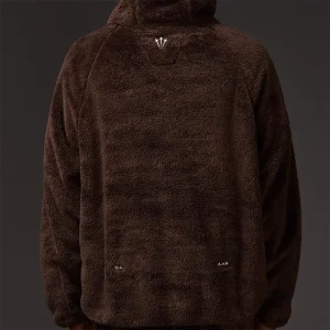 Areena Design <p>Nike x NOCTA Chalet Polar Mens Top delivers graphic streetwear character with collaboration-inspired branding, easy graphic styling, making it a standout choice for casual outfits and everyday rotation.</p> Nike x NOCTA Chalet Polar Mens Top <p>Nike x NOCTA Chalet Polar Mens Top delivers graphic streetwear character with collaboration-inspired branding, easy graphic styling, making it a standout choice for casual outfits and everyday rotation.</p>