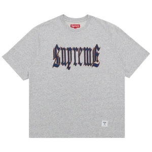 Areena Design <p>Supreme Old English Short-Sleeve Top delivers graphic streetwear character with easy graphic styling, making it a standout choice for casual outfits and everyday rotation.</p> Supreme Old English Short-Sleeve Top <p>Supreme Old English Short-Sleeve Top delivers graphic streetwear character with easy graphic styling, making it a standout choice for casual outfits and everyday rotation.</p>