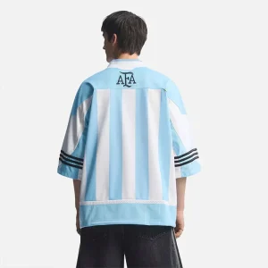 Areena Design <p>ADIDAS BRINGBACK REMIXED ARGENTINA JERSEY delivers match-day football style and collectible supporter energy, inspired by Argentina football heritage. A versatile jersey for match days, streetwear looks, travel and everyday casual wear.</p> ADIDAS BRINGBACK REMIXED ARGENTINA JERSEY <p>ADIDAS BRINGBACK REMIXED ARGENTINA JERSEY delivers match-day football style and collectible supporter energy, inspired by Argentina football heritage. A versatile jersey for match days, streetwear looks, travel and everyday casual wear.</p>
