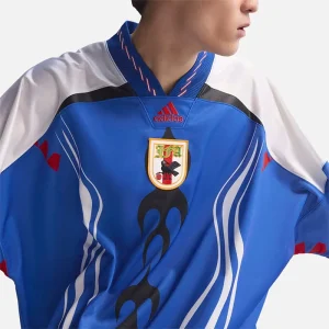 Areena Design <p>ADIDAS BRINGBACK REMIXED JAPAN JERSEY delivers match-day football style and collectible supporter energy, inspired by Japan football heritage. A versatile jersey for match days, streetwear looks, travel and everyday casual wear.</p> ADIDAS BRINGBACK REMIXED JAPAN JERSEY <p>ADIDAS BRINGBACK REMIXED JAPAN JERSEY delivers match-day football style and collectible supporter energy, inspired by Japan football heritage. A versatile jersey for match days, streetwear looks, travel and everyday casual wear.</p>