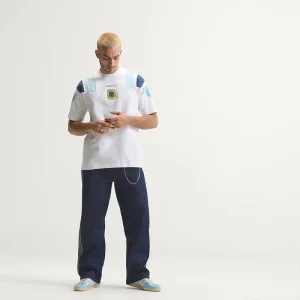 Areena Design <p><strong>Adidas FIFA World Cup 26 Argentina EQT Tee</strong> brings football-inspired style into match days, casual outfits, travel and gifting. Pair it with shorts, denim, cargos, track pants or a light overshirt for an easy supporter look.</p> Adidas FIFA World Cup 26 Argentina EQT Tee <p><strong>Adidas FIFA World Cup 26 Argentina EQT Tee</strong> brings football-inspired style into match days, casual outfits, travel and gifting. Pair it with shorts, denim, cargos, track pants or a light overshirt for an easy supporter look.</p>