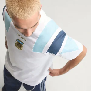 Areena Design <p><strong>Adidas FIFA World Cup 26 Argentina EQT Tee</strong> brings football-inspired style into match days, casual outfits, travel and gifting. Pair it with shorts, denim, cargos, track pants or a light overshirt for an easy supporter look.</p> Adidas FIFA World Cup 26 Argentina EQT Tee <p><strong>Adidas FIFA World Cup 26 Argentina EQT Tee</strong> brings football-inspired style into match days, casual outfits, travel and gifting. Pair it with shorts, denim, cargos, track pants or a light overshirt for an easy supporter look.</p>