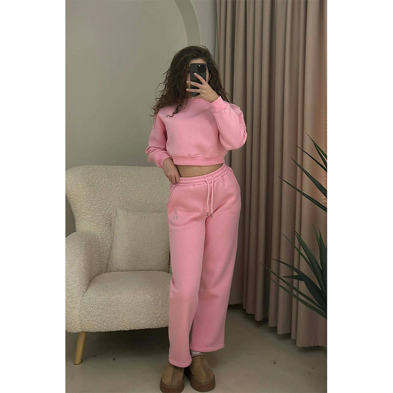 Alo Cropped Sweatshirt 3 Alo Cropped Sweatshirt <p>Alo Cropped Sweatshirt gives you a warm everyday layer with simple comfort and a polished casual feel. Style it for winter styling, casual days, coffee runs, office-casual outfits, and relaxed weekends.</p>