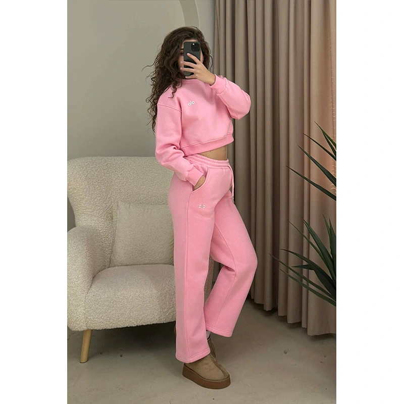 Alo Cropped Sweatshirt Alo Cropped Sweatshirt <p>Alo Cropped Sweatshirt gives you a warm everyday layer with simple comfort and a polished casual feel. Style it for winter styling, casual days, coffee runs, office-casual outfits, and relaxed weekends.</p>
