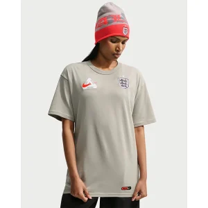 Areena Design <p>England x Palace Grey T-Shirt adds an easy everyday top to your wardrobe with clean, versatile styling. It is ideal for casual outfits, training-inspired looks, layered streetwear, and warm-weather styling.</p> England x Palace Grey T-Shirt <p>England x Palace Grey T-Shirt adds an easy everyday top to your wardrobe with clean, versatile styling. It is ideal for casual outfits, training-inspired looks, layered streetwear, and warm-weather styling.</p>