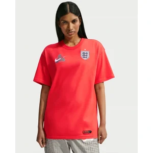 Areena Design <p>England x Palace Red T-Shirt adds an easy everyday top to your wardrobe with clean, versatile styling. It is ideal for casual outfits, training-inspired looks, layered streetwear, and warm-weather styling.</p> England x Palace Red T-Shirt <p>England x Palace Red T-Shirt adds an easy everyday top to your wardrobe with clean, versatile styling. It is ideal for casual outfits, training-inspired looks, layered streetwear, and warm-weather styling.</p>