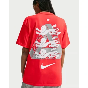 Areena Design <p>England x Palace Red T-Shirt adds an easy everyday top to your wardrobe with clean, versatile styling. It is ideal for casual outfits, training-inspired looks, layered streetwear, and warm-weather styling.</p> England x Palace Red T-Shirt <p>England x Palace Red T-Shirt adds an easy everyday top to your wardrobe with clean, versatile styling. It is ideal for casual outfits, training-inspired looks, layered streetwear, and warm-weather styling.</p>