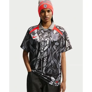Areena Design <p>England x Palace Short-Sleeve Football Shirt delivers a fan-ready sportswear look with comfortable everyday appeal. It is a great choice for match days, watch parties, training-inspired outfits, and casual streetwear looks.</p> England x Palace Short-Sleeve Football Shirt <p>England x Palace Short-Sleeve Football Shirt delivers a fan-ready sportswear look with comfortable everyday appeal. It is a great choice for match days, watch parties, training-inspired outfits, and casual streetwear looks.</p>