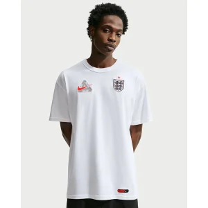 Areena Design <p>England x Palace T-Shirt adds an easy everyday top to your wardrobe with clean, versatile styling. It is ideal for casual outfits, training-inspired looks, layered streetwear, and warm-weather styling.</p> England x Palace T-Shirt <p>England x Palace T-Shirt adds an easy everyday top to your wardrobe with clean, versatile styling. It is ideal for casual outfits, training-inspired looks, layered streetwear, and warm-weather styling.</p>