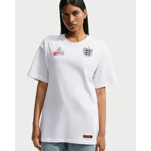 Areena Design <p>England x Palace T-Shirt adds an easy everyday top to your wardrobe with clean, versatile styling. It is ideal for casual outfits, training-inspired looks, layered streetwear, and warm-weather styling.</p> England x Palace T-Shirt <p>England x Palace T-Shirt adds an easy everyday top to your wardrobe with clean, versatile styling. It is ideal for casual outfits, training-inspired looks, layered streetwear, and warm-weather styling.</p>