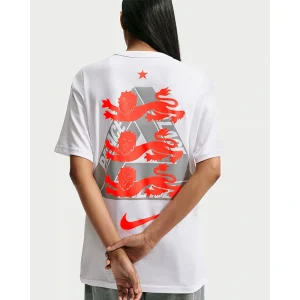 Areena Design <p>England x Palace T-Shirt adds an easy everyday top to your wardrobe with clean, versatile styling. It is ideal for casual outfits, training-inspired looks, layered streetwear, and warm-weather styling.</p> England x Palace T-Shirt <p>England x Palace T-Shirt adds an easy everyday top to your wardrobe with clean, versatile styling. It is ideal for casual outfits, training-inspired looks, layered streetwear, and warm-weather styling.</p>