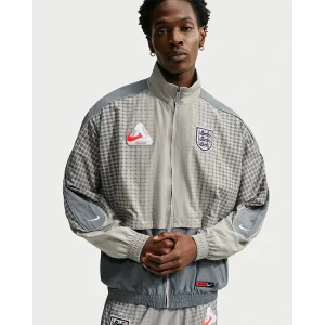 Areena Design <p>England x Palace Tracksuit Jacket brings a bold outerwear look to casual and streetwear outfits. Wear it for daily layering, night-out outfits, travel looks, and streetwear styling.</p> England x Palace Tracksuit Jacket <p>England x Palace Tracksuit Jacket brings a bold outerwear look to casual and streetwear outfits. Wear it for daily layering, night-out outfits, travel looks, and streetwear styling.</p>