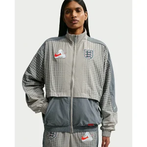 Areena Design <p>England x Palace Tracksuit Jacket brings a bold outerwear look to casual and streetwear outfits. Wear it for daily layering, night-out outfits, travel looks, and streetwear styling.</p> England x Palace Tracksuit Jacket <p>England x Palace Tracksuit Jacket brings a bold outerwear look to casual and streetwear outfits. Wear it for daily layering, night-out outfits, travel looks, and streetwear styling.</p>