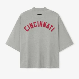 Areena Design <p>Essentials Reds Merch Tee delivers graphic fan style with easy everyday wearability, inspired by Cincinnati Reds-inspired baseball heritage. A versatile merch tee for match days, streetwear looks, travel and everyday casual wear.</p> Essentials Reds Merch Tee <p>Essentials Reds Merch Tee delivers graphic fan style with easy everyday wearability, inspired by Cincinnati Reds-inspired baseball heritage. A versatile merch tee for match days, streetwear looks, travel and everyday casual wear.</p>