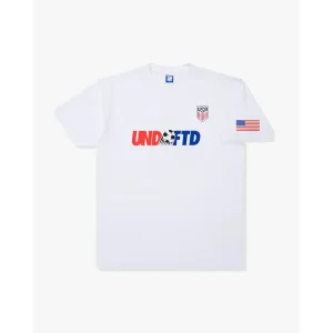 Areena Design <p>FIFA UNDEFEATED X US SOCCER LOGO S/S TEE delivers graphic fan style with easy everyday wearability, inspired by U.S. Soccer supporter culture and global football culture. A versatile short-sleeve tee for match days, streetwear looks, travel and everyday casual wear.</p> FIFA UNDEFEATED X US SOCCER LOGO S/S TEE <p>FIFA UNDEFEATED X US SOCCER LOGO S/S TEE delivers graphic fan style with easy everyday wearability, inspired by U.S. Soccer supporter culture and global football culture. A versatile short-sleeve tee for match days, streetwear looks, travel and everyday casual wear.</p>