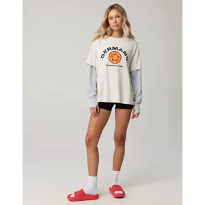 Areena Design <p>FWC26 OFFLINE By Aerie Germany Let's Stretch Oversized T-Shirt delivers graphic fan style with easy everyday wearability, inspired by Germany football heritage and FIFA World Cup 2026 fan culture. A versatile t-shirt for match days, streetwear looks, travel and everyday casual wear.</p> FWC26 OFFLINE By Aerie Germany Let's Stretch Oversized T-Shirt <p>FWC26 OFFLINE By Aerie Germany Let's Stretch Oversized T-Shirt delivers graphic fan style with easy everyday wearability, inspired by Germany football heritage and FIFA World Cup 2026 fan culture. A versatile t-shirt for match days, streetwear looks, travel and everyday casual wear.</p>