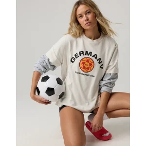 Areena Design <p>FWC26 OFFLINE By Aerie Germany Let's Stretch Oversized T-Shirt delivers graphic fan style with easy everyday wearability, inspired by Germany football heritage and FIFA World Cup 2026 fan culture. A versatile t-shirt for match days, streetwear looks, travel and everyday casual wear.</p> FWC26 OFFLINE By Aerie Germany Let's Stretch Oversized T-Shirt <p>FWC26 OFFLINE By Aerie Germany Let's Stretch Oversized T-Shirt delivers graphic fan style with easy everyday wearability, inspired by Germany football heritage and FIFA World Cup 2026 fan culture. A versatile t-shirt for match days, streetwear looks, travel and everyday casual wear.</p>