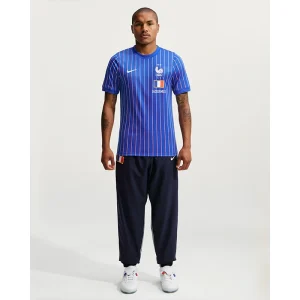 Areena Design <p>France x Jacquemus Academy Pro Top adds an easy everyday top to your wardrobe with clean, versatile styling. It is ideal for casual outfits, training-inspired looks, layered streetwear, and warm-weather styling.</p> France x Jacquemus Academy Pro Top <p>France x Jacquemus Academy Pro Top adds an easy everyday top to your wardrobe with clean, versatile styling. It is ideal for casual outfits, training-inspired looks, layered streetwear, and warm-weather styling.</p>