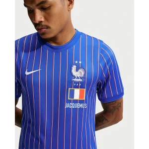 Areena Design <p>France x Jacquemus Academy Pro Top adds an easy everyday top to your wardrobe with clean, versatile styling. It is ideal for casual outfits, training-inspired looks, layered streetwear, and warm-weather styling.</p> France x Jacquemus Academy Pro Top <p>France x Jacquemus Academy Pro Top adds an easy everyday top to your wardrobe with clean, versatile styling. It is ideal for casual outfits, training-inspired looks, layered streetwear, and warm-weather styling.</p>