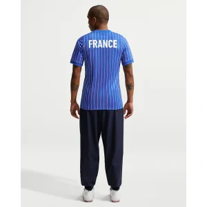 Areena Design <p>France x Jacquemus Academy Pro Top adds an easy everyday top to your wardrobe with clean, versatile styling. It is ideal for casual outfits, training-inspired looks, layered streetwear, and warm-weather styling.</p> France x Jacquemus Academy Pro Top <p>France x Jacquemus Academy Pro Top adds an easy everyday top to your wardrobe with clean, versatile styling. It is ideal for casual outfits, training-inspired looks, layered streetwear, and warm-weather styling.</p>
