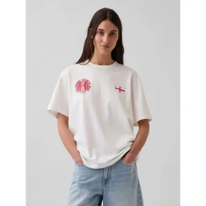Areena Design <p>Show your connection to England with the GAP x FIFA World Cup 2026 England Relaxed Graphic T-Shirt. This relaxed graphic T-shirt brings a bold, fan-inspired identity to match days, travel, and casual outfits while remaining easy to coordinate with everyday wardrobe basics.</p> GAP x FIFA World Cup 2026 England Relaxed Graphic T-Shirt <p>Show your connection to England with the GAP x FIFA World Cup 2026 England Relaxed Graphic T-Shirt. This relaxed graphic T-shirt brings a bold, fan-inspired identity to match days, travel, and casual outfits while remaining easy to coordinate with everyday wardrobe basics.</p>