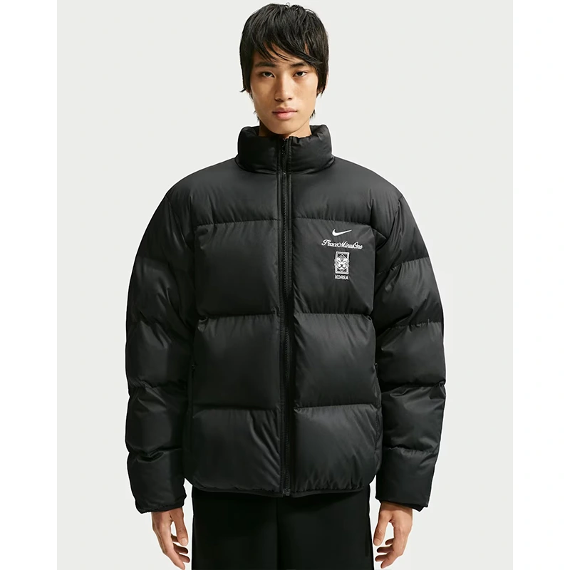 Korea x PEACEMINUSONE Puffer Jacket 5 Korea x PEACEMINUSONE Puffer Jacket <p>Korea x PEACEMINUSONE Puffer Jacket brings a bold outerwear look to casual and streetwear outfits. Wear it for daily layering, night-out outfits, travel looks, and streetwear styling.</p>