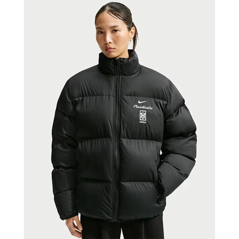 Korea x PEACEMINUSONE Puffer Jacket 6 Korea x PEACEMINUSONE Puffer Jacket <p>Korea x PEACEMINUSONE Puffer Jacket brings a bold outerwear look to casual and streetwear outfits. Wear it for daily layering, night-out outfits, travel looks, and streetwear styling.</p>