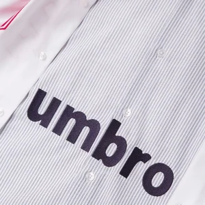 Areena Design <p><strong>LC23 x UMBRO Double Shirt</strong> brings football-inspired style into match days, casual outfits, travel and gifting. Pair it with shorts, denim, cargos, track pants or a light overshirt for an easy supporter look.</p> LC23 x UMBRO Double Shirt <p><strong>LC23 x UMBRO Double Shirt</strong> brings football-inspired style into match days, casual outfits, travel and gifting. Pair it with shorts, denim, cargos, track pants or a light overshirt for an easy supporter look.</p>