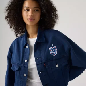 Areena Design <p><strong>Levi’s England Football Denim Jacket</strong> brings football-inspired style into match days, casual outfits, travel and gifting. Pair it with denim, cargos, joggers, track pants or clean sneakers for an easy supporter look.</p> Levi’s England Football Denim Jacket <p><strong>Levi’s England Football Denim Jacket</strong> brings football-inspired style into match days, casual outfits, travel and gifting. Pair it with denim, cargos, joggers, track pants or clean sneakers for an easy supporter look.</p>