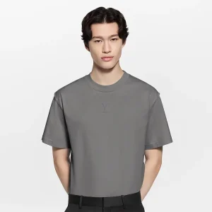 Areena Design <p>Louis Vuitton Embossed LV T-Shirt brings a clean casual look with easy everyday styling, comfortable layering, and versatile outfit appeal for streetwear, travel, gifting, or relaxed wear.</p> Louis Vuitton Embossed LV T-shirt <p>Louis Vuitton Embossed LV T-Shirt brings a clean casual look with easy everyday styling, comfortable layering, and versatile outfit appeal for streetwear, travel, gifting, or relaxed wear.</p>