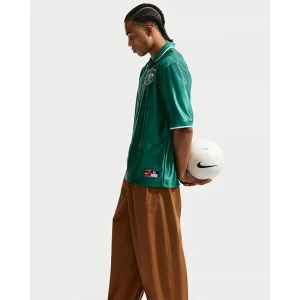 Areena Design <p><strong>Men's Nike Australia Energy Short-Sleeve Top</strong> brings football-inspired style into match days, casual outfits, travel and gifting. Pair it with jeans, shorts, cargos, joggers or sneakers for an easy supporter look.</p> Men's Nike Australia Energy Short-Sleeve Top <p><strong>Men's Nike Australia Energy Short-Sleeve Top</strong> brings football-inspired style into match days, casual outfits, travel and gifting. Pair it with jeans, shorts, cargos, joggers or sneakers for an easy supporter look.</p>