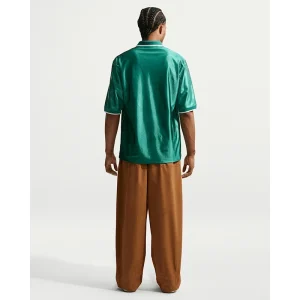 Areena Design <p><strong>Men's Nike Australia Energy Short-Sleeve Top</strong> brings football-inspired style into match days, casual outfits, travel and gifting. Pair it with jeans, shorts, cargos, joggers or sneakers for an easy supporter look.</p> Men's Nike Australia Energy Short-Sleeve Top <p><strong>Men's Nike Australia Energy Short-Sleeve Top</strong> brings football-inspired style into match days, casual outfits, travel and gifting. Pair it with jeans, shorts, cargos, joggers or sneakers for an easy supporter look.</p>