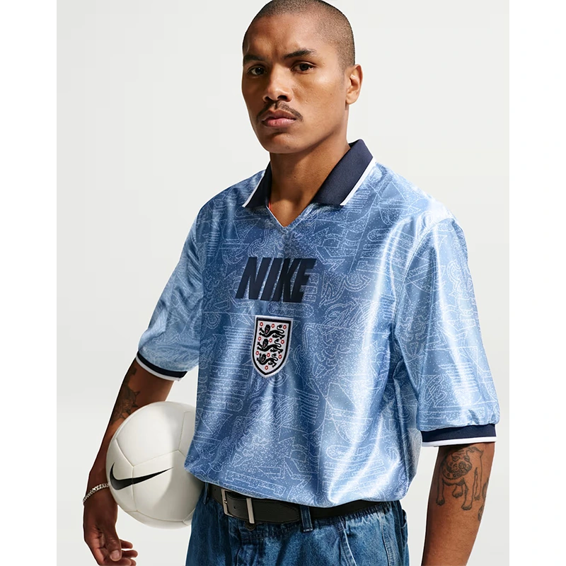 Men's Nike England Energy Short-Sleeve Top 2 Men's Nike England Energy Short-Sleeve Top <p><strong>Men's Nike England Energy Short-Sleeve Top</strong> brings football-inspired style into match days, casual outfits, travel and gifting. Pair it with jeans, shorts, cargos, joggers or sneakers for an easy supporter look.</p>