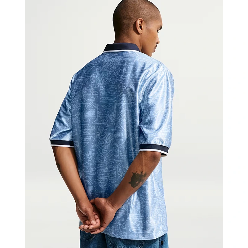 Men's Nike England Energy Short-Sleeve Top 3 Men's Nike England Energy Short-Sleeve Top <p><strong>Men's Nike England Energy Short-Sleeve Top</strong> brings football-inspired style into match days, casual outfits, travel and gifting. Pair it with jeans, shorts, cargos, joggers or sneakers for an easy supporter look.</p>