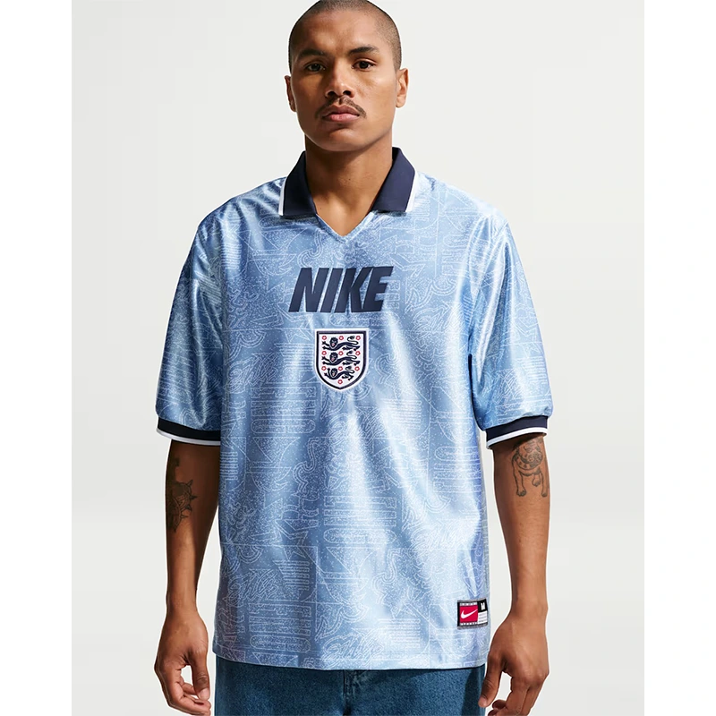 Men's Nike England Energy Short-Sleeve Top 4 Men's Nike England Energy Short-Sleeve Top <p><strong>Men's Nike England Energy Short-Sleeve Top</strong> brings football-inspired style into match days, casual outfits, travel and gifting. Pair it with jeans, shorts, cargos, joggers or sneakers for an easy supporter look.</p>