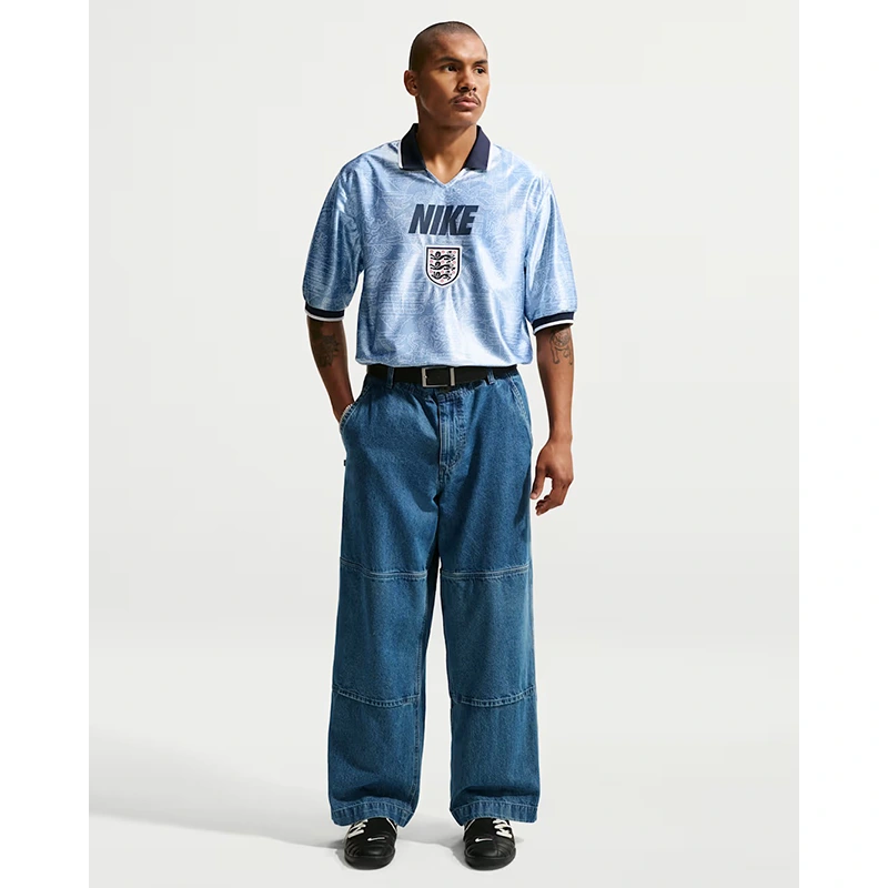 Men's Nike England Energy Short-Sleeve Top Men's Nike England Energy Short-Sleeve Top <p><strong>Men's Nike England Energy Short-Sleeve Top</strong> brings football-inspired style into match days, casual outfits, travel and gifting. Pair it with jeans, shorts, cargos, joggers or sneakers for an easy supporter look.</p>