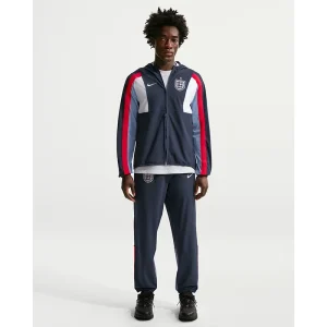 Areena Design <p><strong>Men's Nike England Energy Woven Jacket</strong> brings football-inspired style into match days, casual outfits, travel and gifting. Pair it with denim, cargos, joggers, track pants or clean sneakers for an easy supporter look.</p> Men's Nike England Energy Woven Jacket <p><strong>Men's Nike England Energy Woven Jacket</strong> brings football-inspired style into match days, casual outfits, travel and gifting. Pair it with denim, cargos, joggers, track pants or clean sneakers for an easy supporter look.</p>
